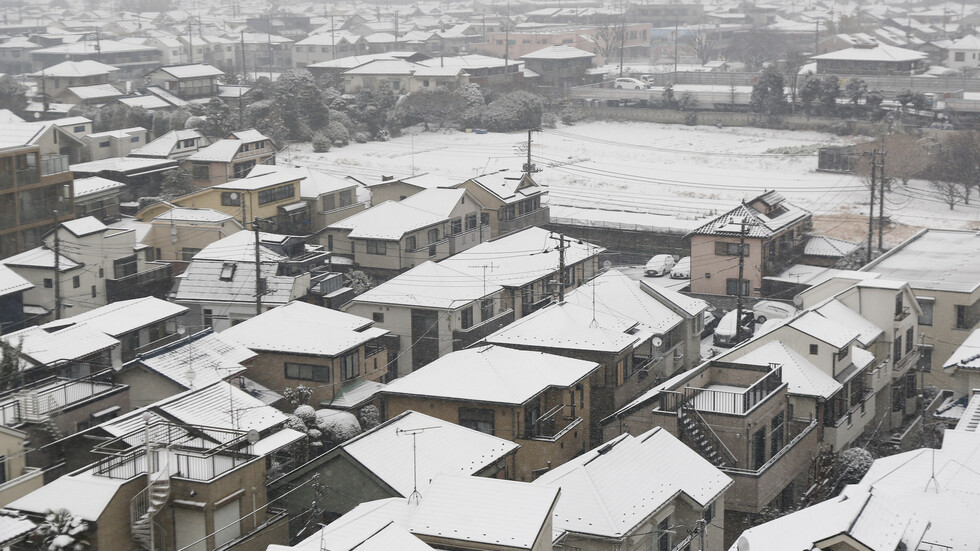 عاصفة ثلجية تضرب اليابان (فيديو)