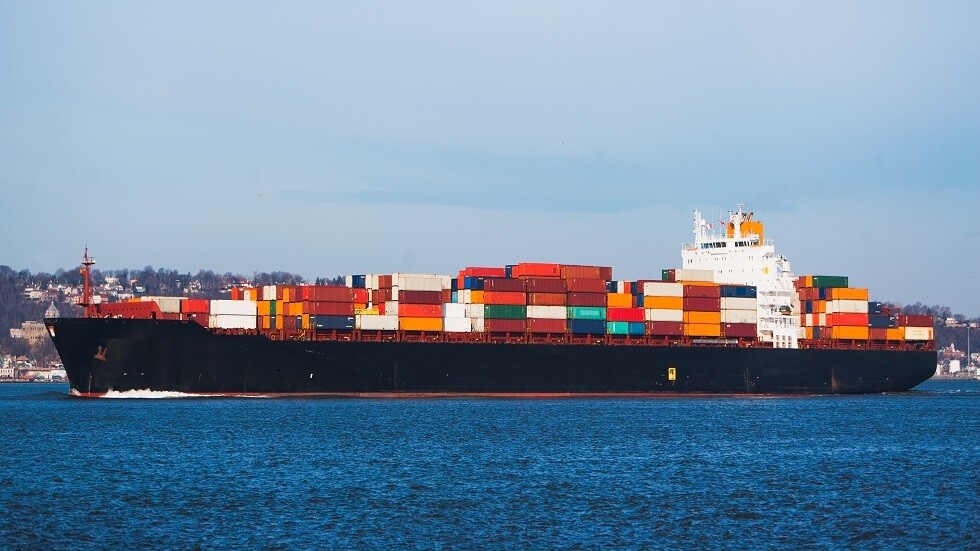 البحرية الأمريكية تعترض صواريخ بالبحر الأحمر خلال مرافقة سفينتين تابعتين لشركة "مايرسك" الدنماركية