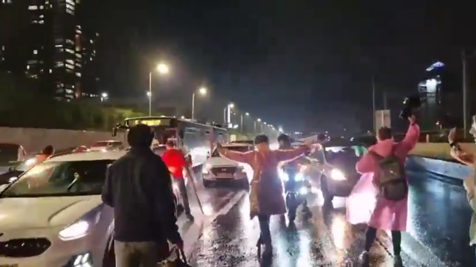 "سنهز إسرائيل".. عائلات الأسرى الإسرائيليين في غزة يغلقون أيالون الجنوبية في تل أبيب (فيديو)