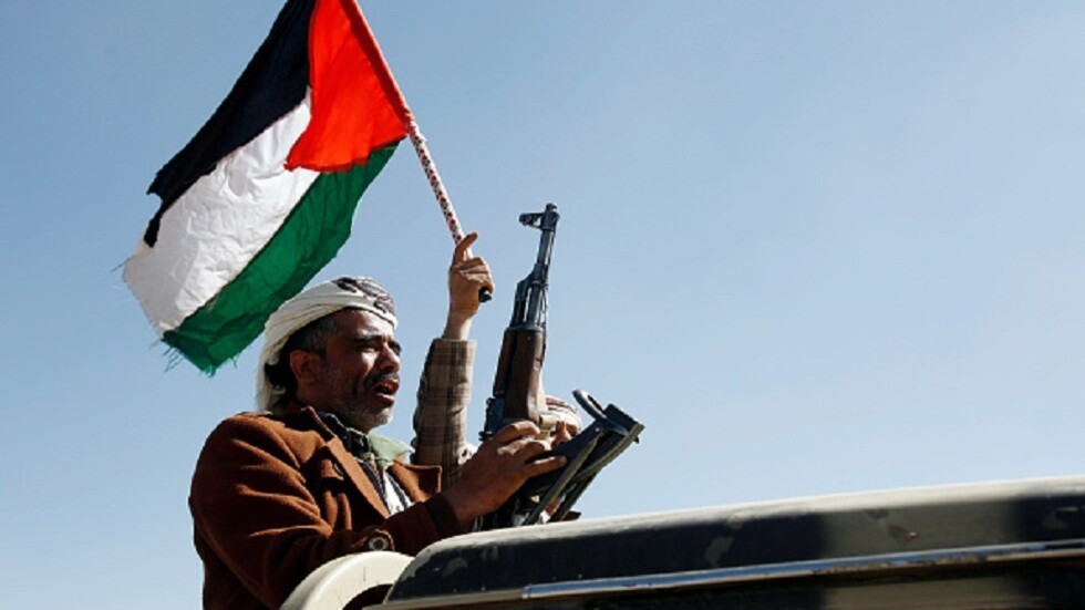 "رويترز" عن مصدر مجهول: الصين طلبت من  إيران "التأثير" على الحوثيين لوقف هجماتهم كي لا تتأثر تجارتها