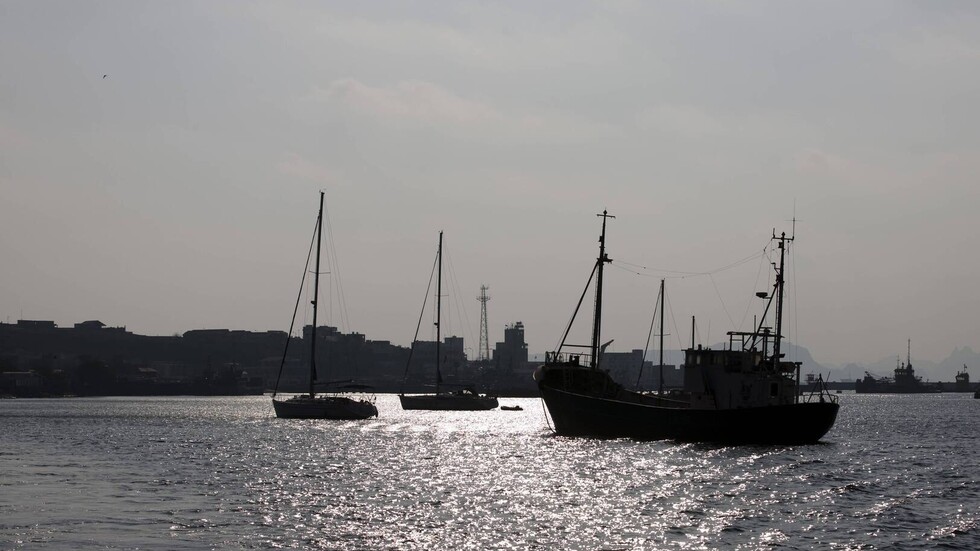 الحوثيون يعلنون "احتراق" سفينة نفط بريطانية قرب سواحل اليمن إثر استهدافها بعدد من الصواريخ