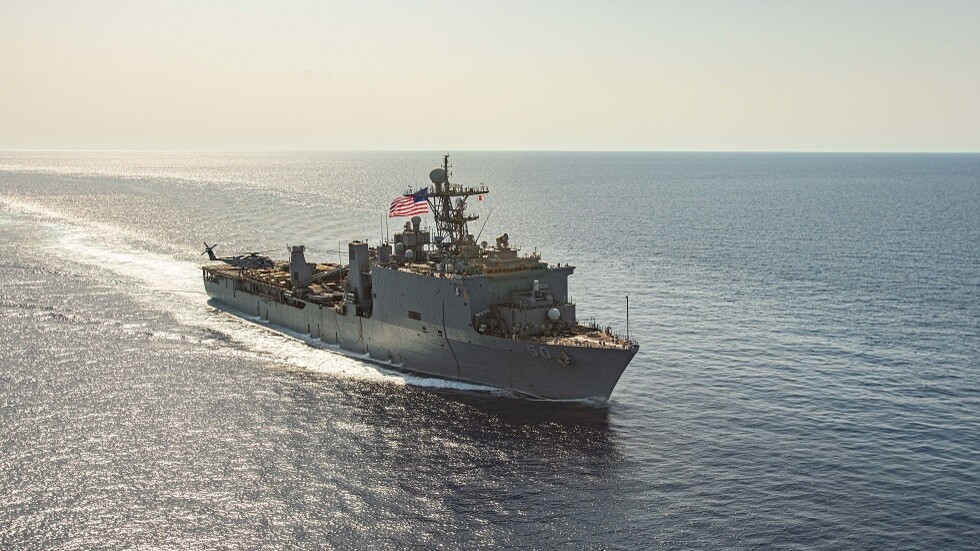 "ترافيغورا".. سفينة حربية تدعم جهود السيطرة على حريق على متن الناقلة البريطانية "مارلين لواندا"