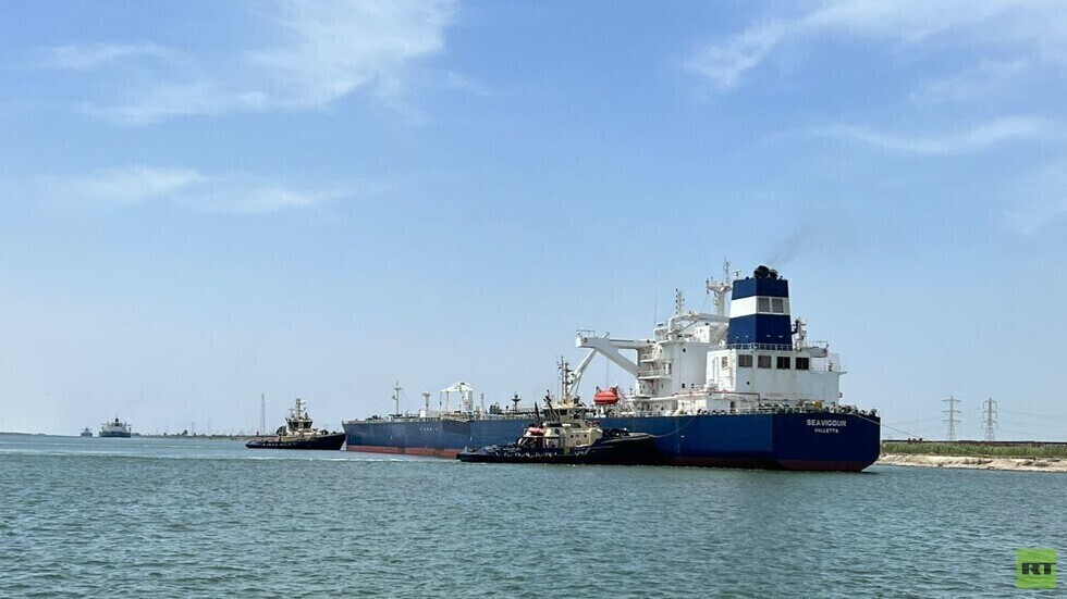 يؤثر على أسعار السلع في العالم.. تراجع حركة السفن في قناة السويس بنسبة 42%