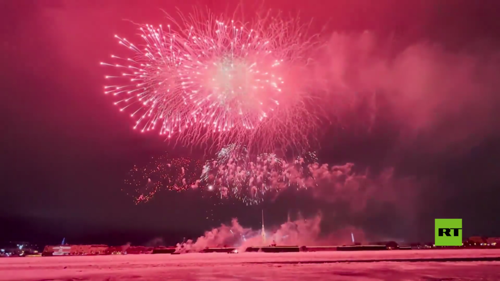 بالفيديو.. ألعاب نارية تضيء سماء بطرسبورغ احتفاء بالذكرى الـ80 لفك حصار لينينغراد