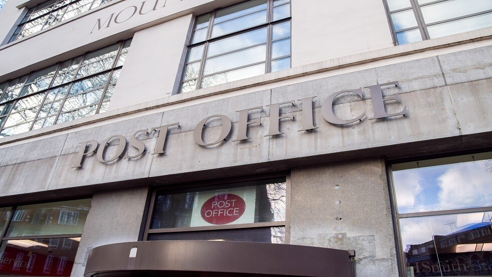 إقالة رئيس شركة خدمات البريد البريطانية إثر فضيحة