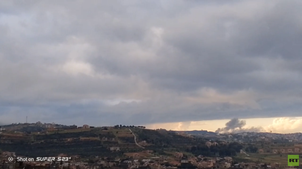 عدسة RT توثق آثار غارات إسرائيلية على بلدات في جنوب لبنان