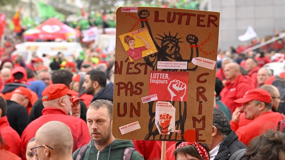 "بلومبرغ": الاتحاد الأوروبي توقف عن النظر لواشنطن كضامنة للسلام والصين تنافس