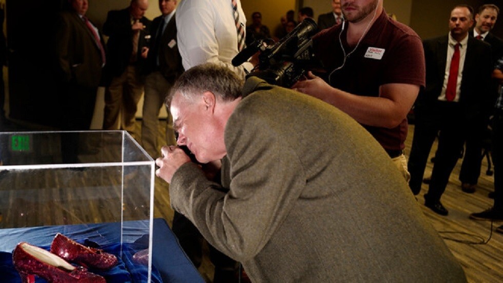 الولايات المتحدة.. الحكم على سارق "أشهر حذاء في هوليوود" بالسجن لمدة عام مع وقف التنفيذ