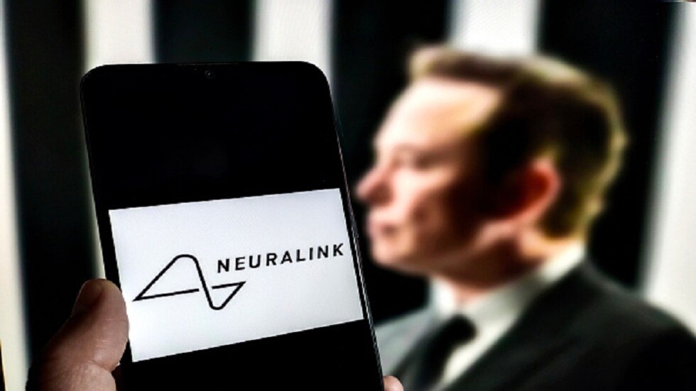 "لو كان ستيفن هوكينغ حيا".. ماسك يعلن نجاح زراعة أول شريحة دماغية لإنسان