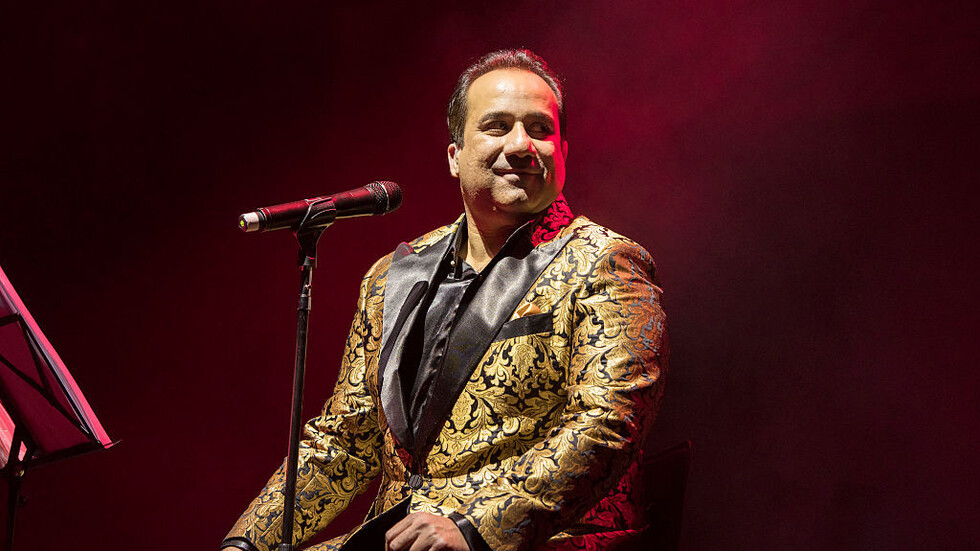 "وداوها بالتي كانت هي الداء".. سفير "مكافحة العنف البريطانية" يضرب مساعده بالحذاء (فيديو)