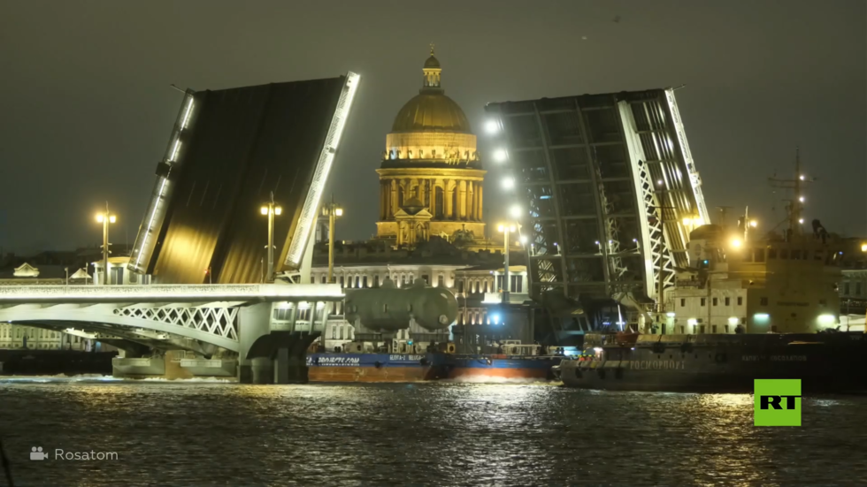 شاهد.. عملية نادرة لنقل شحنة لمحطة أكويو التركية عبر نهر نيفا المتجمد في بطرسبورغ