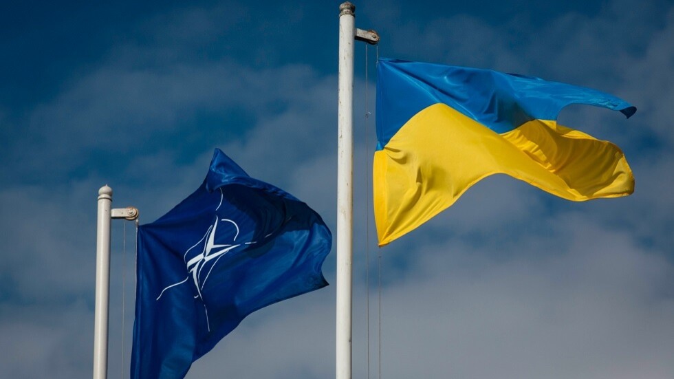 "فورين بوليسي": الولايات المتحدة وألمانيا تسعيان لمماطلة انضمام أوكرانيا إلى "الناتو"