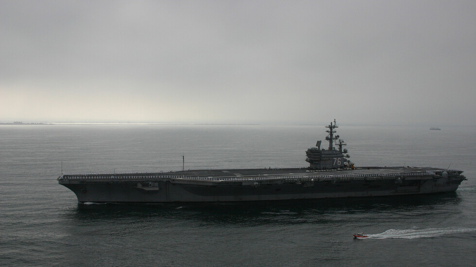 الحوثيون يعلنون استهداف مدمرة أمريكية في البحر الأحمر