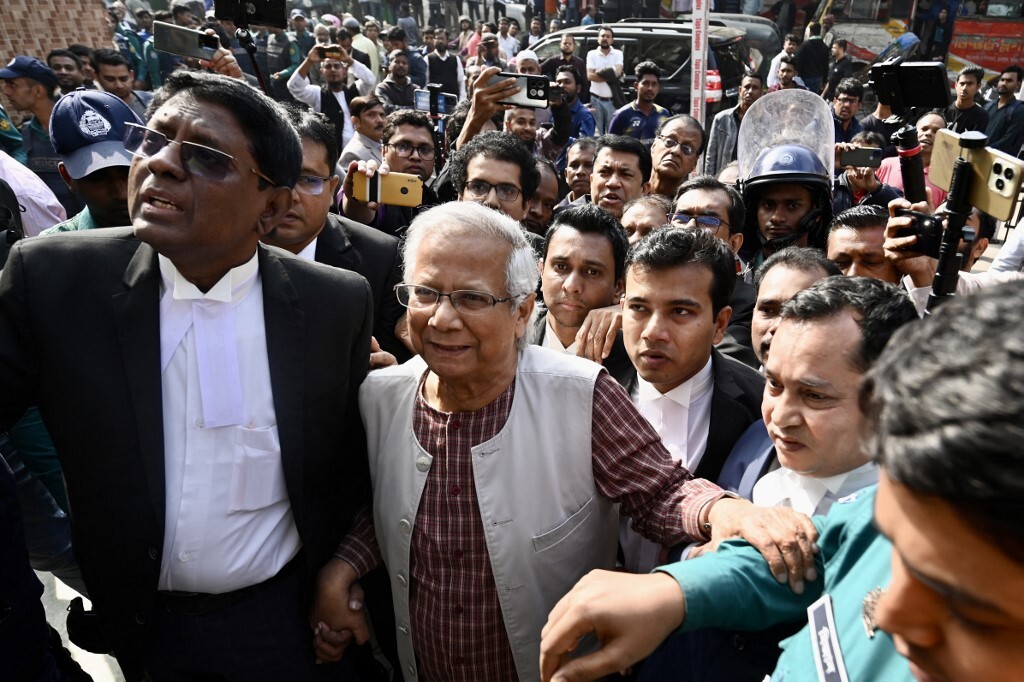 محمد يونس أمام محكمة في دكا،1 يناير 2024
