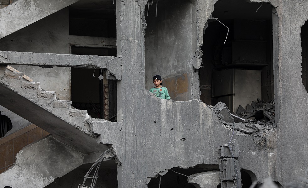 من آثار الدمار جراء القصف الإسرائيلي على البيوت في قطاع غزة