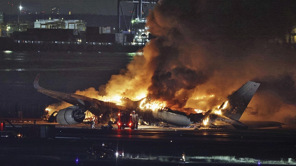 اشتعال نيران بطائرة ركاب في مطار طوكيو ومقتل أفراد من طاقم طائرة أخرى اصطدمت بها