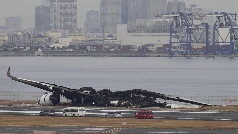 وسائل إعلام: سوء تفاهم بين الطيار ومراقب الحركة الجوية قد يكون وراء حادث مطار طوكيو