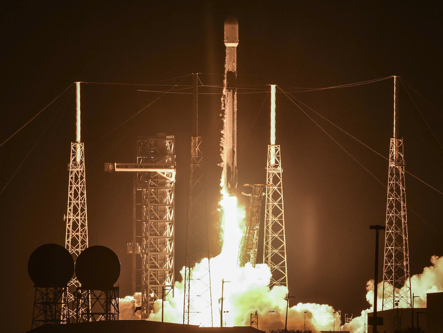 SpaceX تطلق 21 قمرا لتعزيز شبكة Starlink للاتصالات (فيديو)