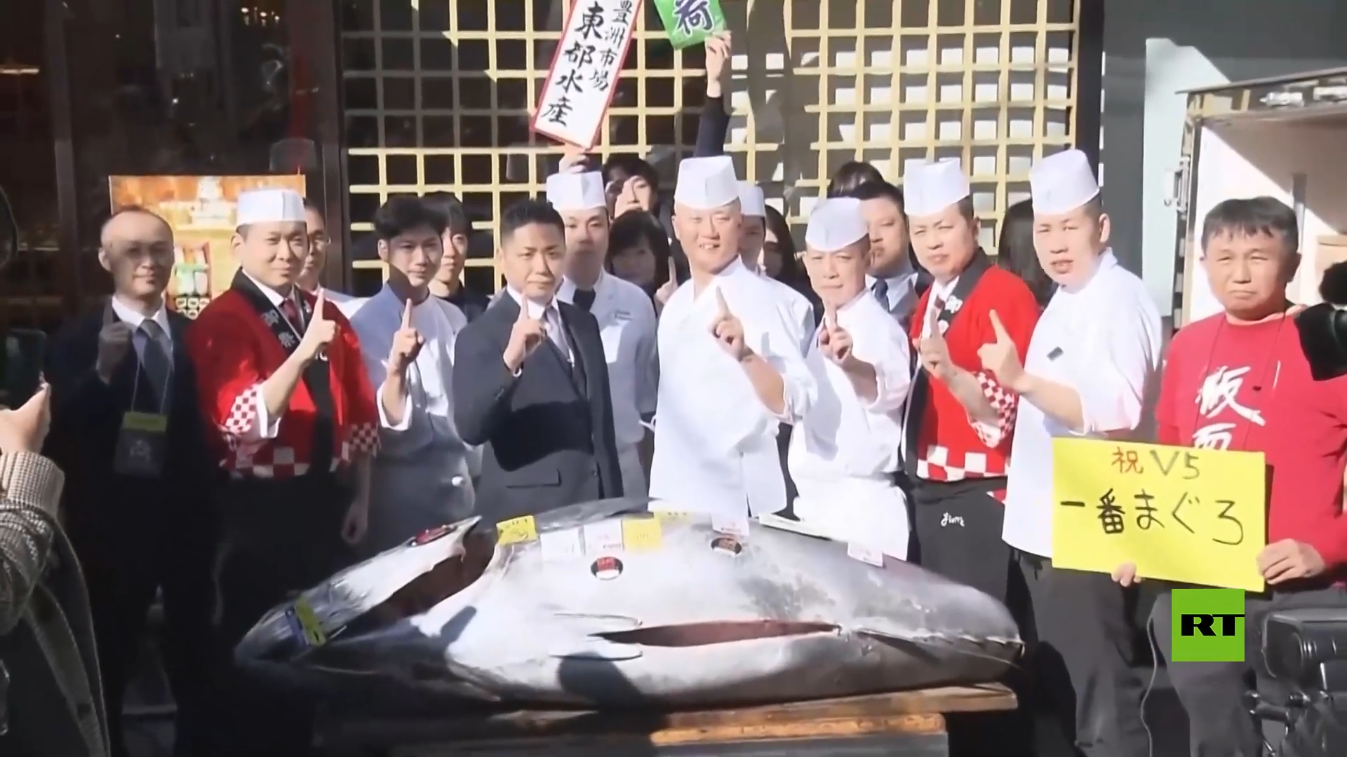 شاهد.. بيع سمكة تونة بـ800 ألف دولار في مزاد رأس السنة بطوكيو
