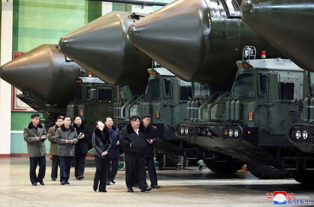 كيم يتفقد مصنعا عسكريا ويوجّه بزيادة إنتاج منصات الصواريخ البالستية (صور)