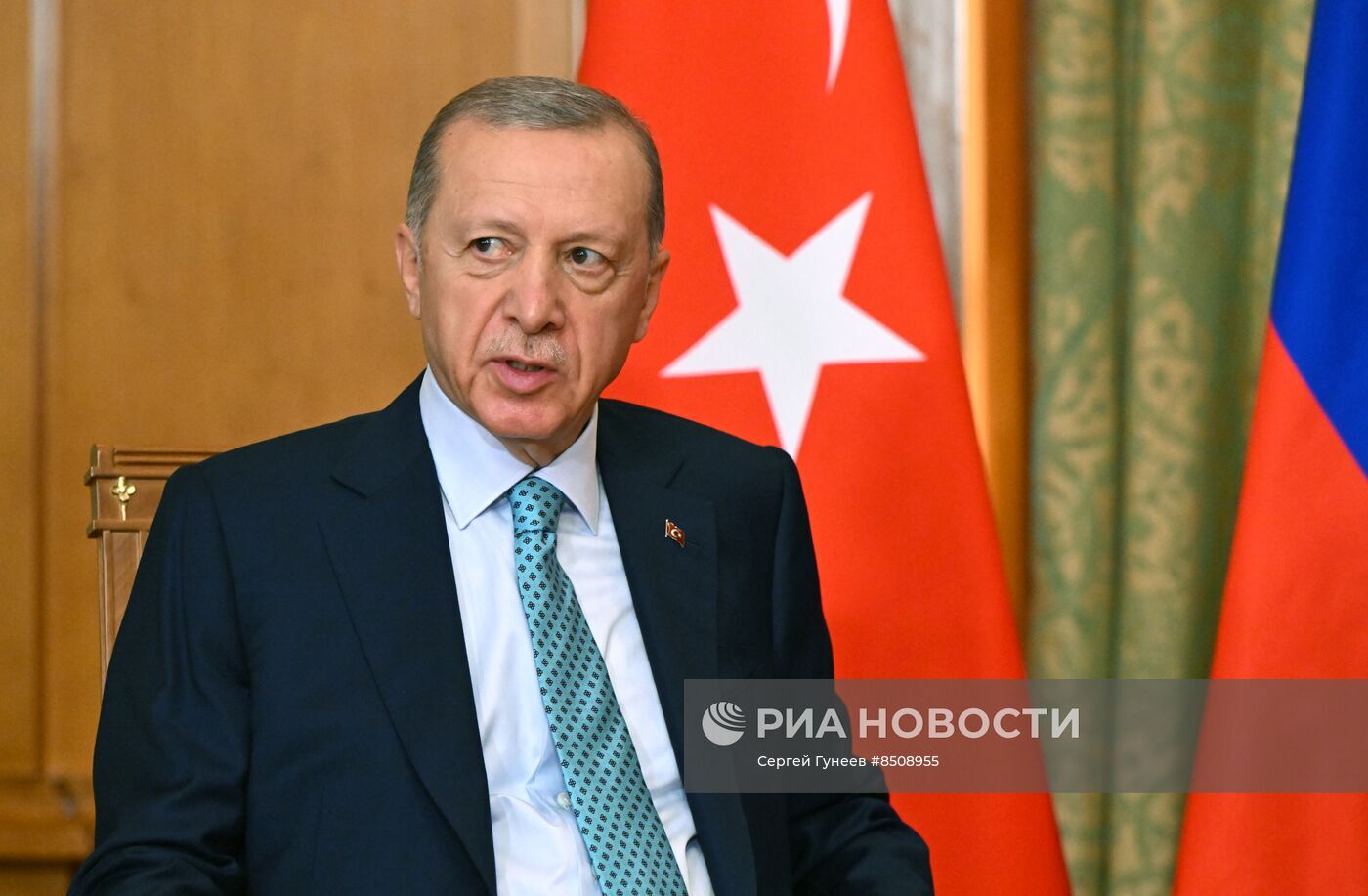 أردوغان يبلغ زيلينسكي استعداد أنقرة للوساطة واحتضان مفاوضات سلام بين موسكو وكييف