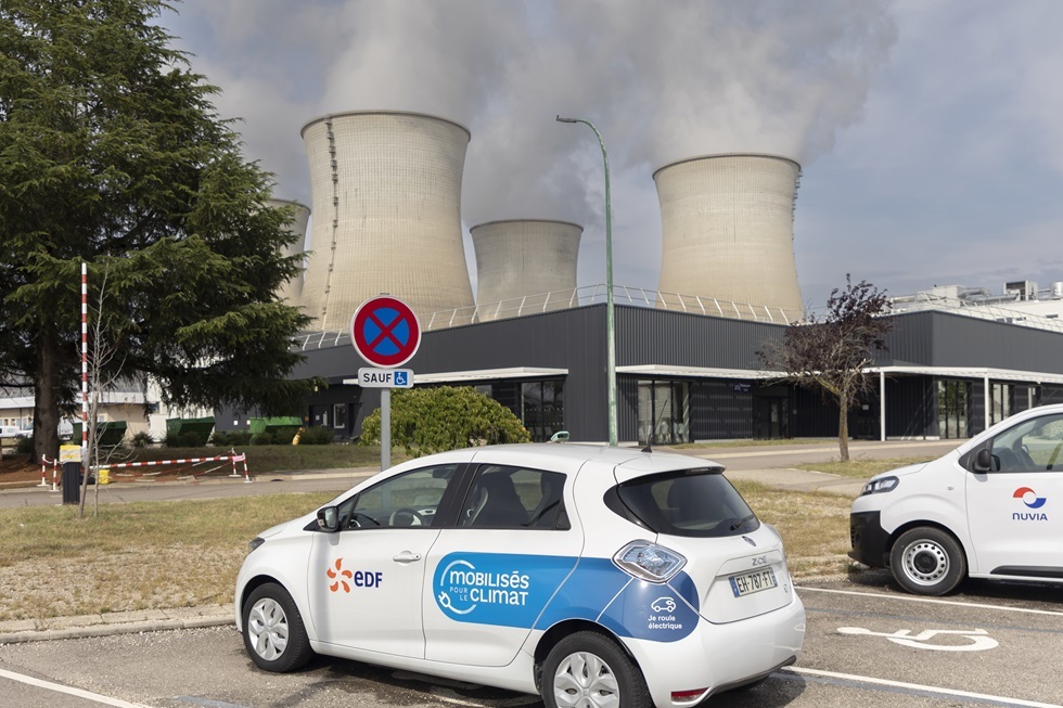 فرنسا تعتزم بناء ثماني محطات نووية إضافية