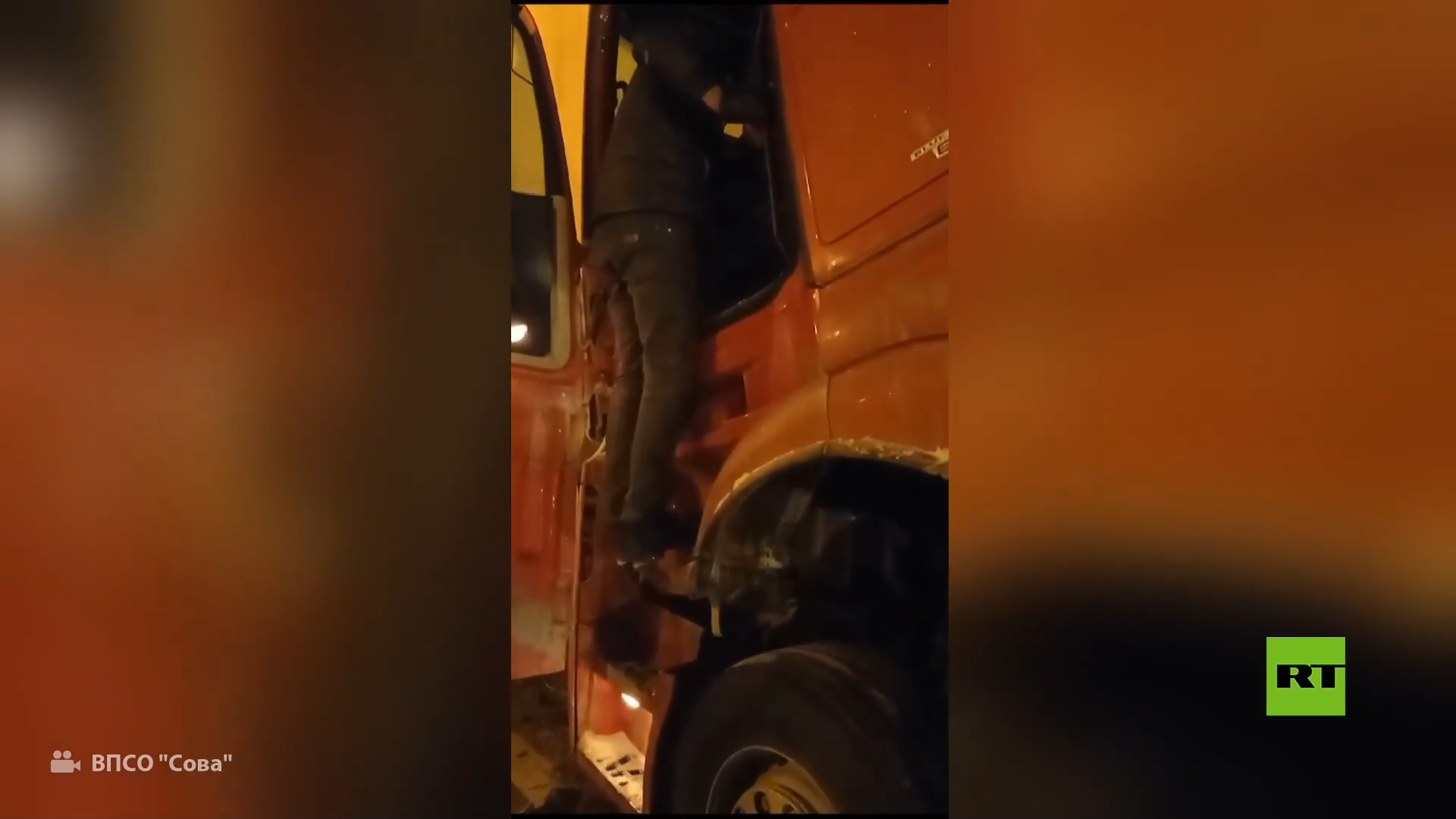 متطوعون روس ينقذون سائقي شاحنتين إيرانيين علقا وسط البرد الشديد