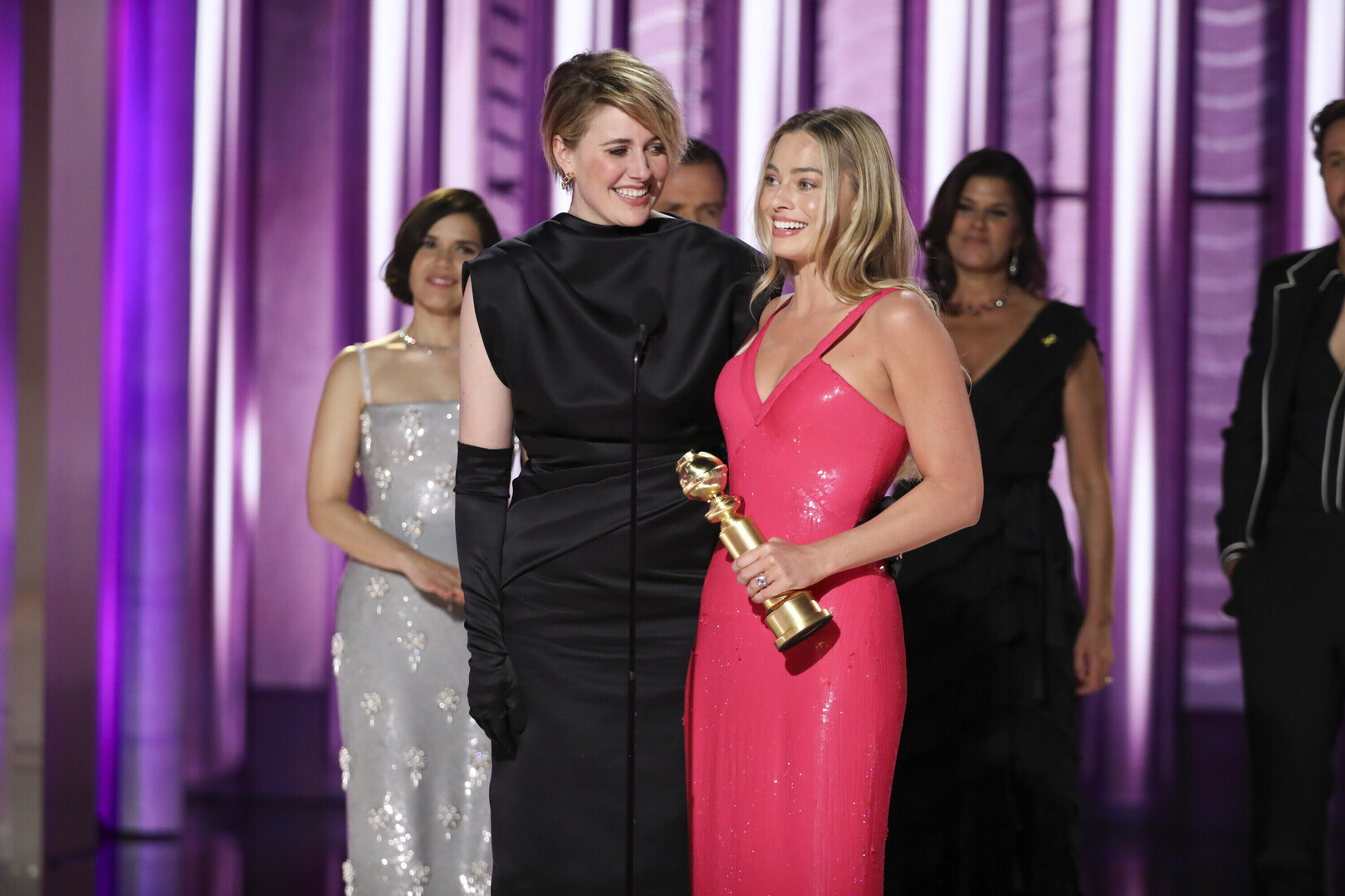 المخرجة المشاركة جريتا جيرويج، والممثلة مارجوت روبي، يتسلمان جائزة أفضل إنجاز سينمائي وشباك التذاكر عن فيلم 