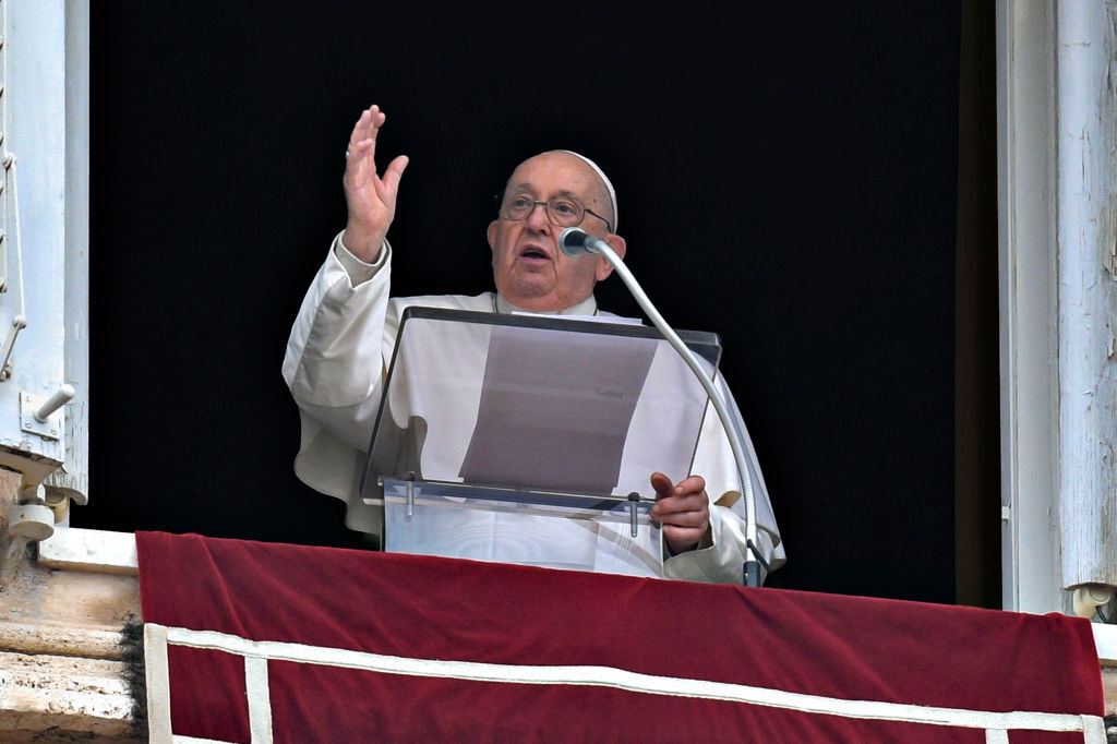 البابا فرنسيس يدعو إلى حظر عالمي لـ