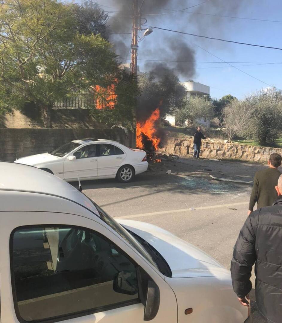 مسيرة إسرائيلية تستهدف سيارة على مقربة من مكان تشييع قيادي في حزب الله (فيديو + صور)