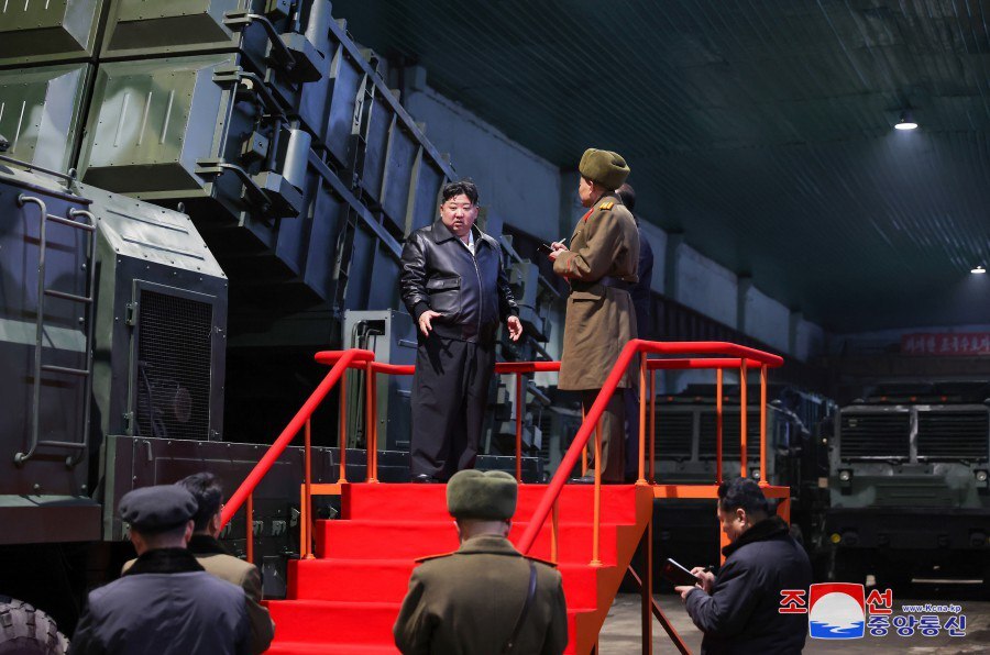 كيم يتفقد مصانع الذخائر في كوريا الشمالية (صور)