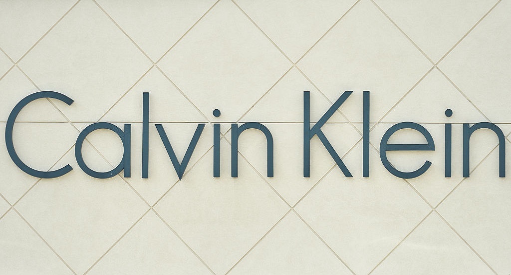 بريطانيا تحظر إعلانا لشركة “كالفن كلاين” بسبب “تشييء المرأة” بريطانيا تحظر إعلانا لشركة “كالفن كلاين” بسبب “تشييء المرأة”
