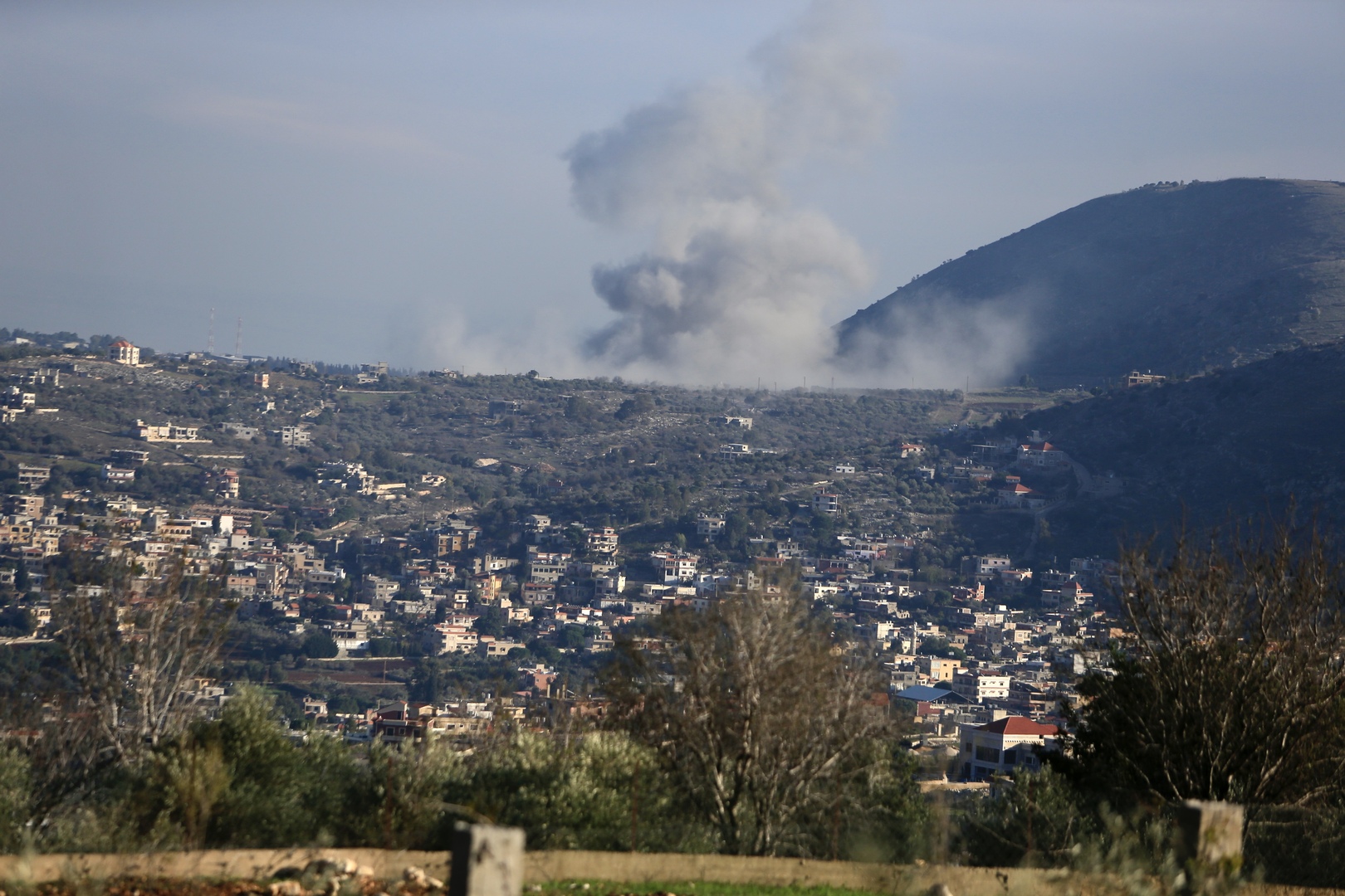 مراسلنا: المدفعية الإسرائيلية تقصف جنوب لبنان بقنابل الفوسفور (فيديو)
