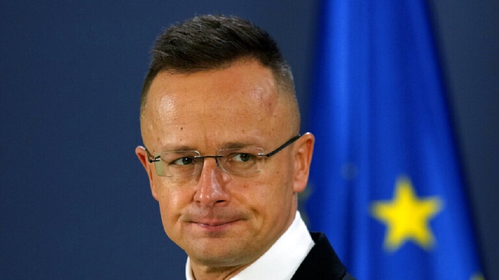 سيارتو: لا يجوز لأوكرانيا وسكان المريخ أن يمنعوا هنغاريا من تلقي المال من الاتحاد الأوروبي