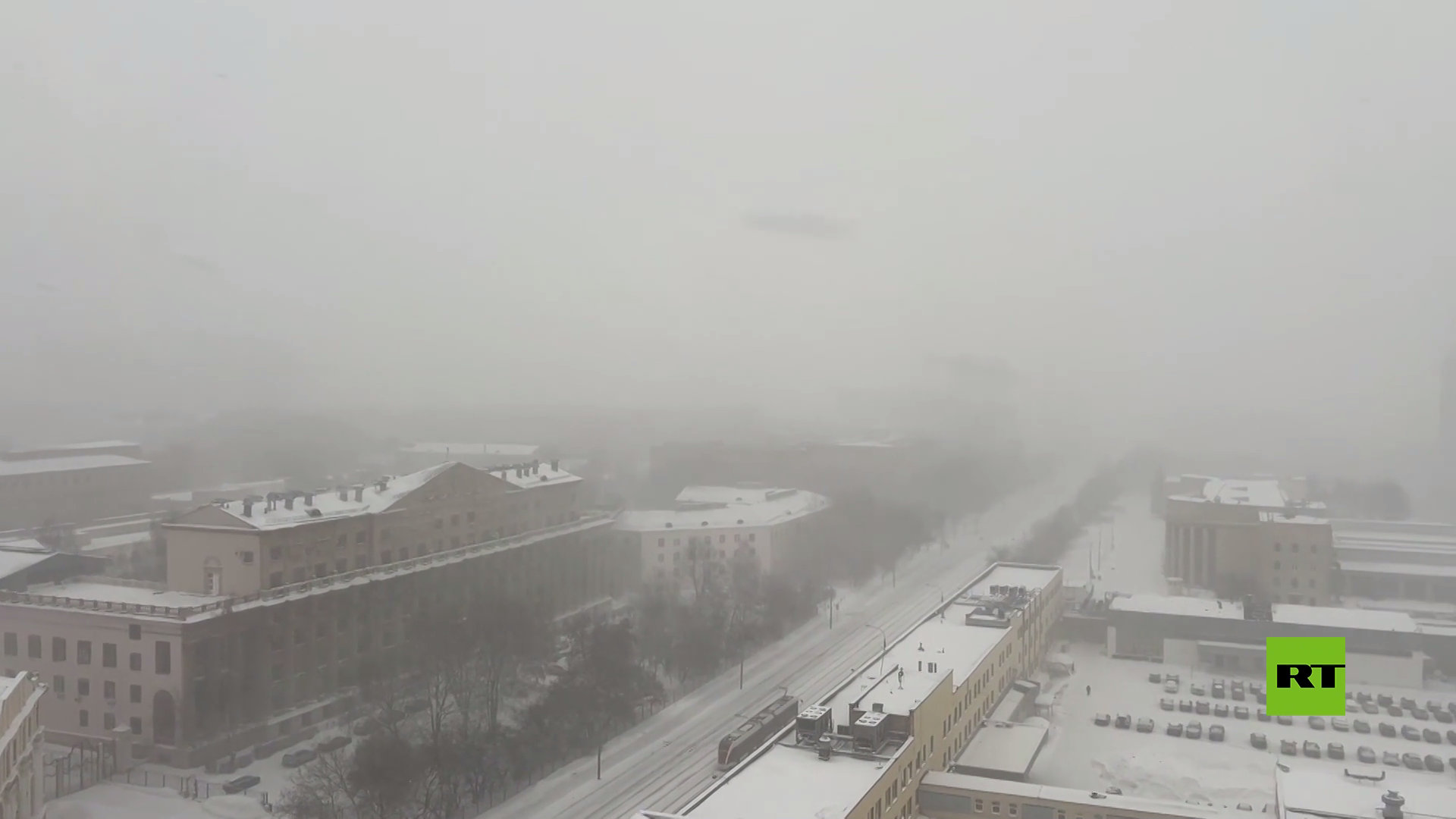 بالفيديو.. عاصفة ثلجية قوية تغطي موسكو