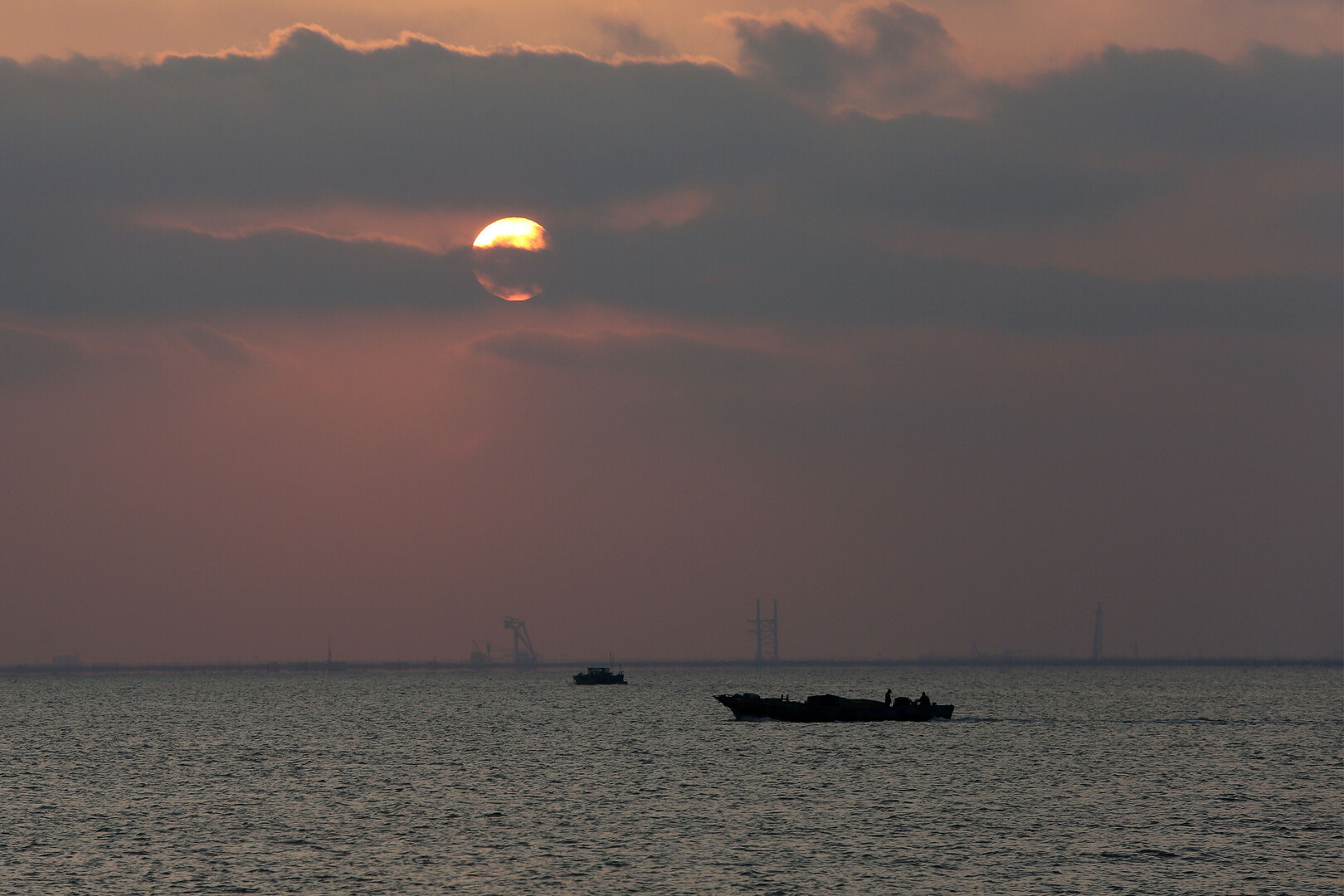 بلومبيرغ: الاتحاد الأوروبي يدرس إطلاق عملية بحرية في البحر الأحمر