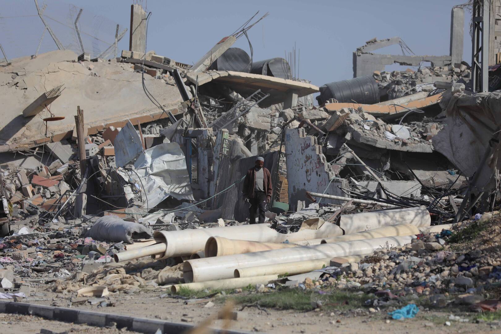 مراسلنا: 5 قتلى إثر استهداف منزل في حي المشاعلة غربي دير البلح وسط غزة
