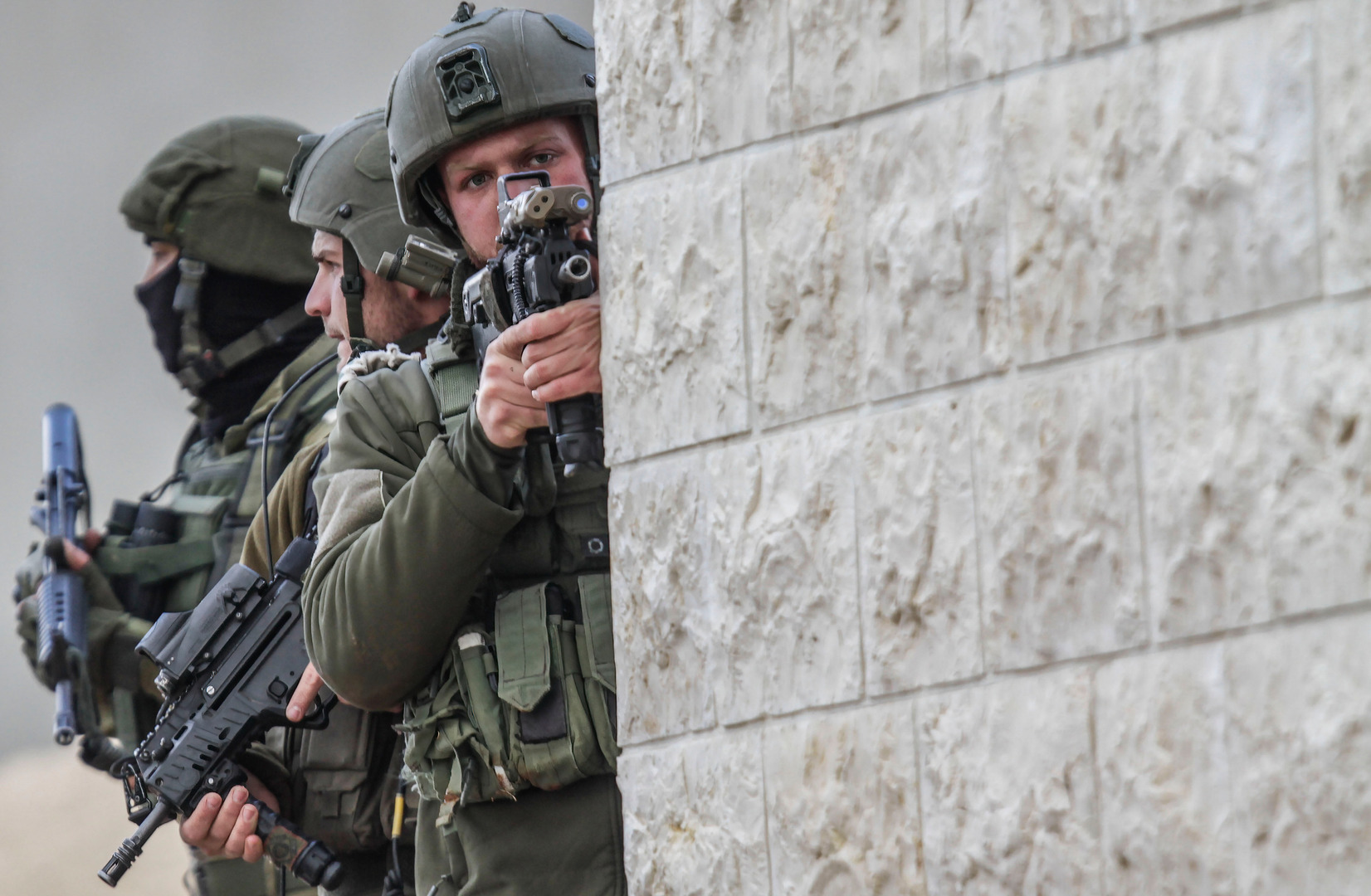 القوات الإسرائيلية تنفذ اقتحامات جديدة لمناطق بالضفة الغربية وتعتقل عددا من الفلسطينيين