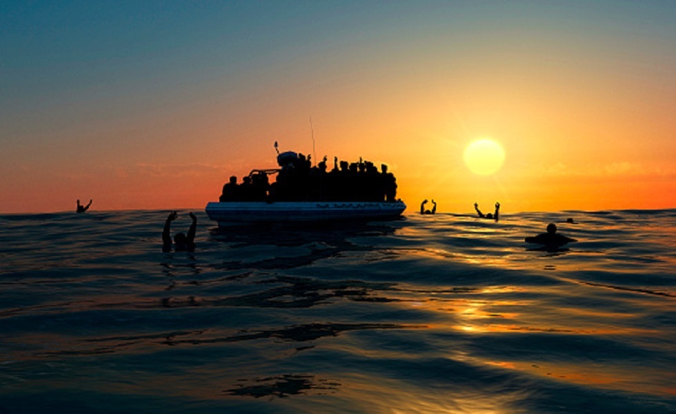 لاجئون على قارب مطاطي وسط البحر ويحتاجون المساعدة