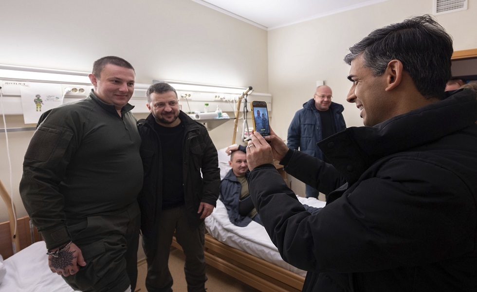 ريشي سوناك يلتقط صورة لزيلينسكي مع جندي جريح في مستشفى عسكري - كييف، يناير 2024