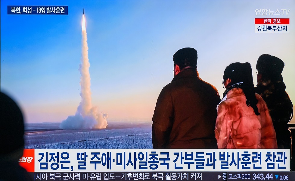 كيم جونغ أون وابنته يتفقدان عملية إطلاق صاروخ باليستي 