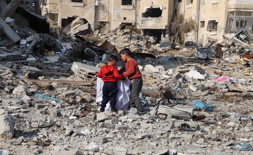أطفال من غزة يجمعون ما تبقى من بين دمار القصف الإسرائيلي على بيوتهم في القطاع