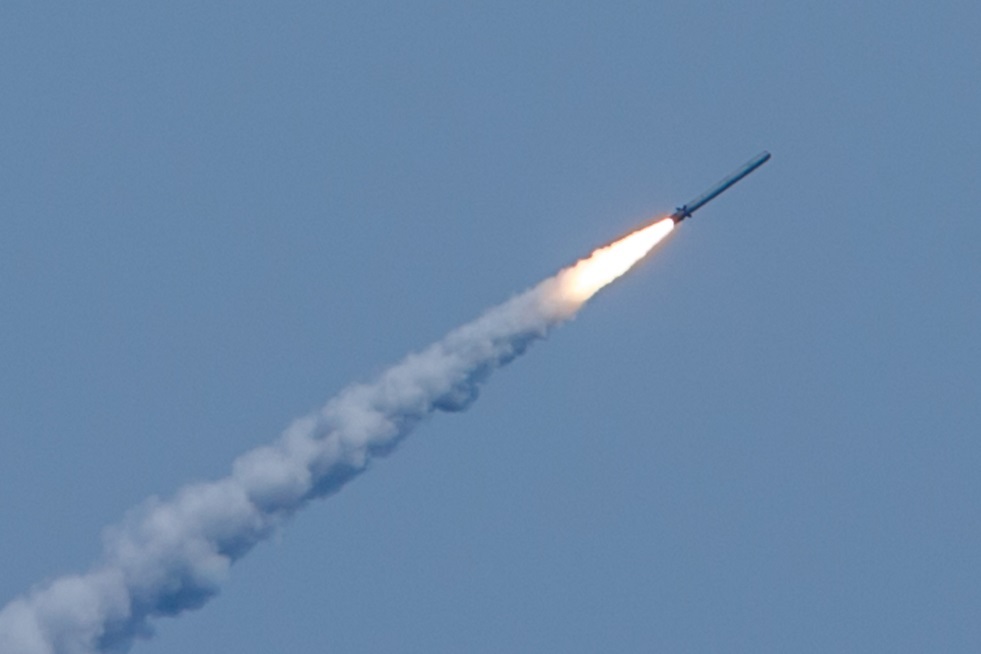 كوريا الشمالية تطلق صاروخا باليستيا يفوق سرعة الصوت باتجاه البحر