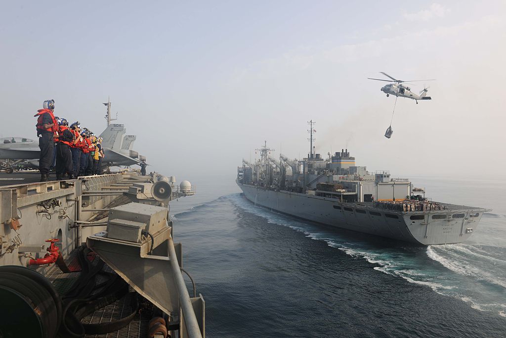 البحرية الأمريكية تكشف تفاصيل فقدانها عنصرين خلال بحثها عن أسلحة إيرانية على متن سفينة متجهة لليمن