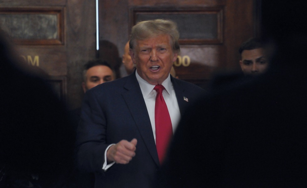 ترامب لناشطة بيئية تقاطع حديثه: 