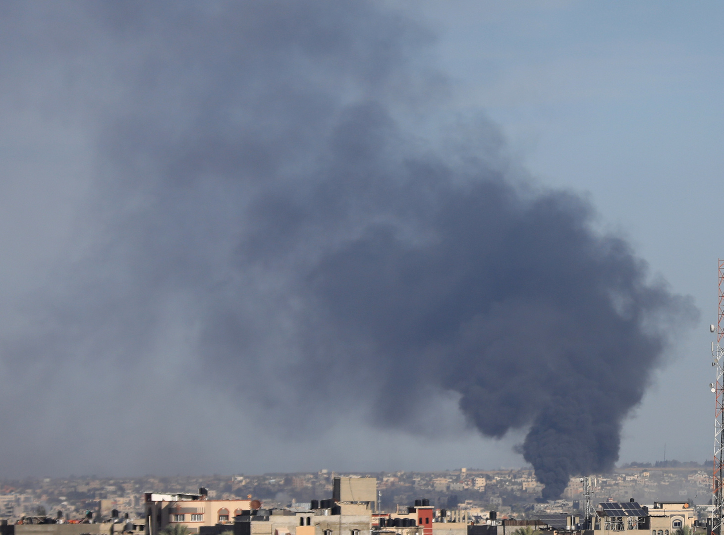 مراسلنا: مقتل 33 فلسطينيا وإصابة العشرات بقصف إسرائيلي فجرا على منازل في مدينة غزة