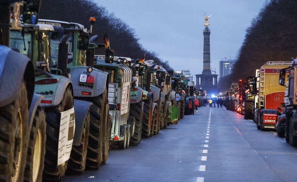 تظاهر آلاف المزارعين بجراراتهم ضد إلغاء مخطط لدعم الديزل الزراعي - برلين 15 يناير 2024.