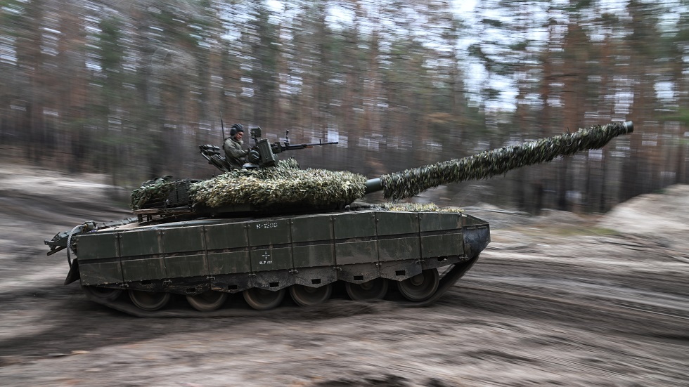 دبابات T-80U الروسية المعدّلة تستعرض 