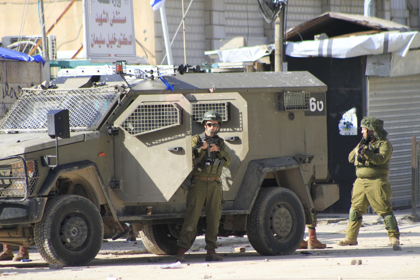 القوات الإسرائيلية تعتقل عشرات الفلسطينيين في حملة مداهمات بالضفة الغربية (فيديو)