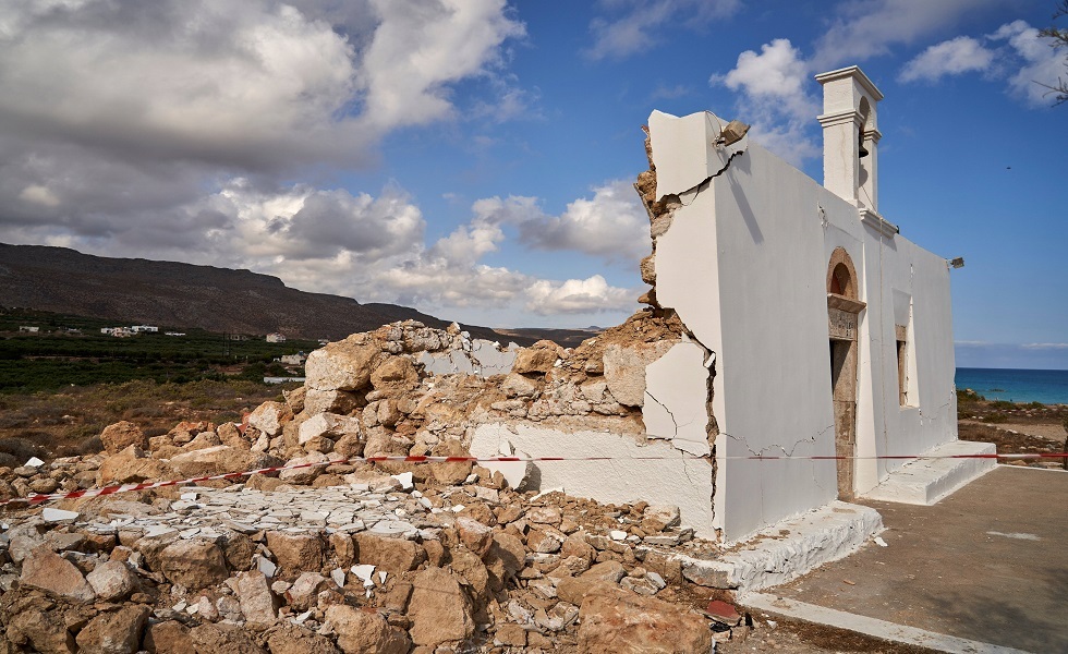 من آثار زلزال اليونان 2021